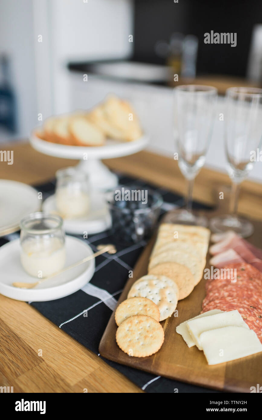 Hohe Betrachtungswinkel von Lebensmitteln mit champagnergläser auf Tisch zu Hause Stockfoto