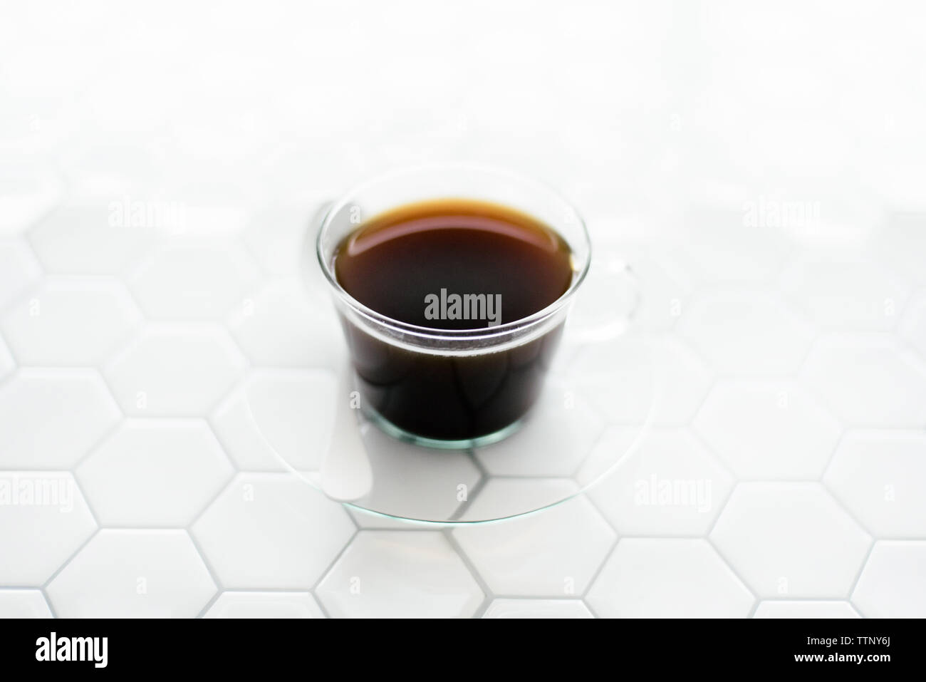 Minimale Kaffee auf Fliesen Stockfoto