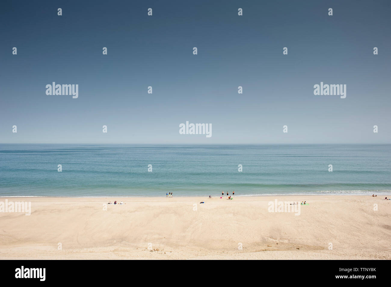 Malerische Aussicht auf den Strand gegen klar blauen Himmel Stockfoto