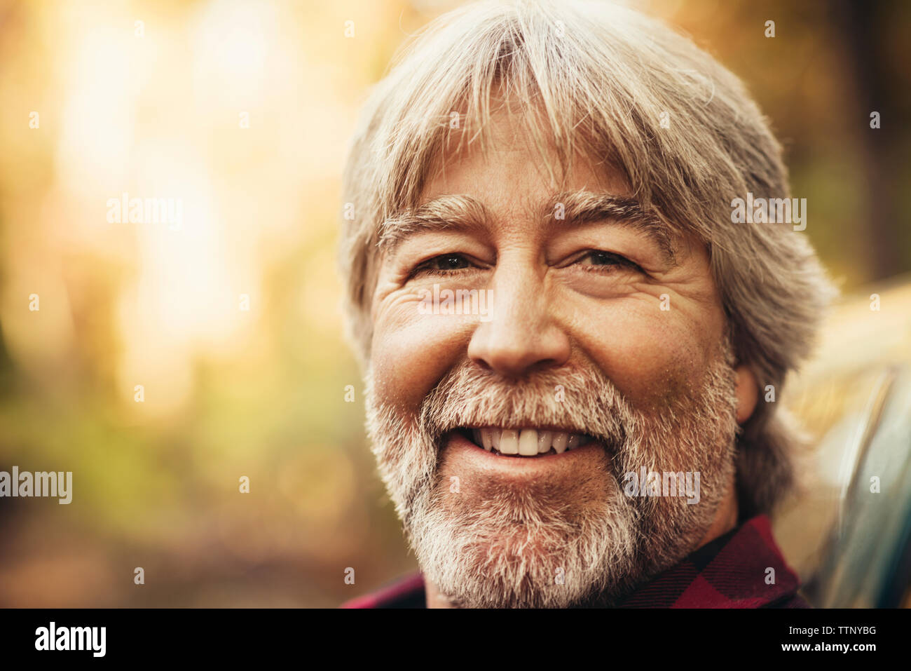Close-up Portrait von Happy Holzfäller im Wald Stockfoto