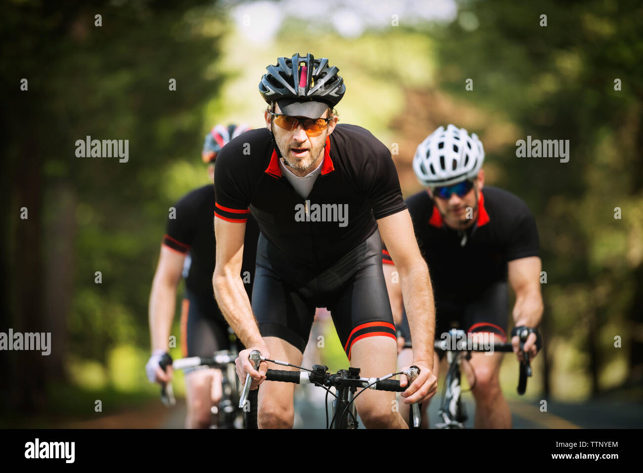 Männliche Radfahrer Fahrrad auf der Straße bestimmt Stockfoto