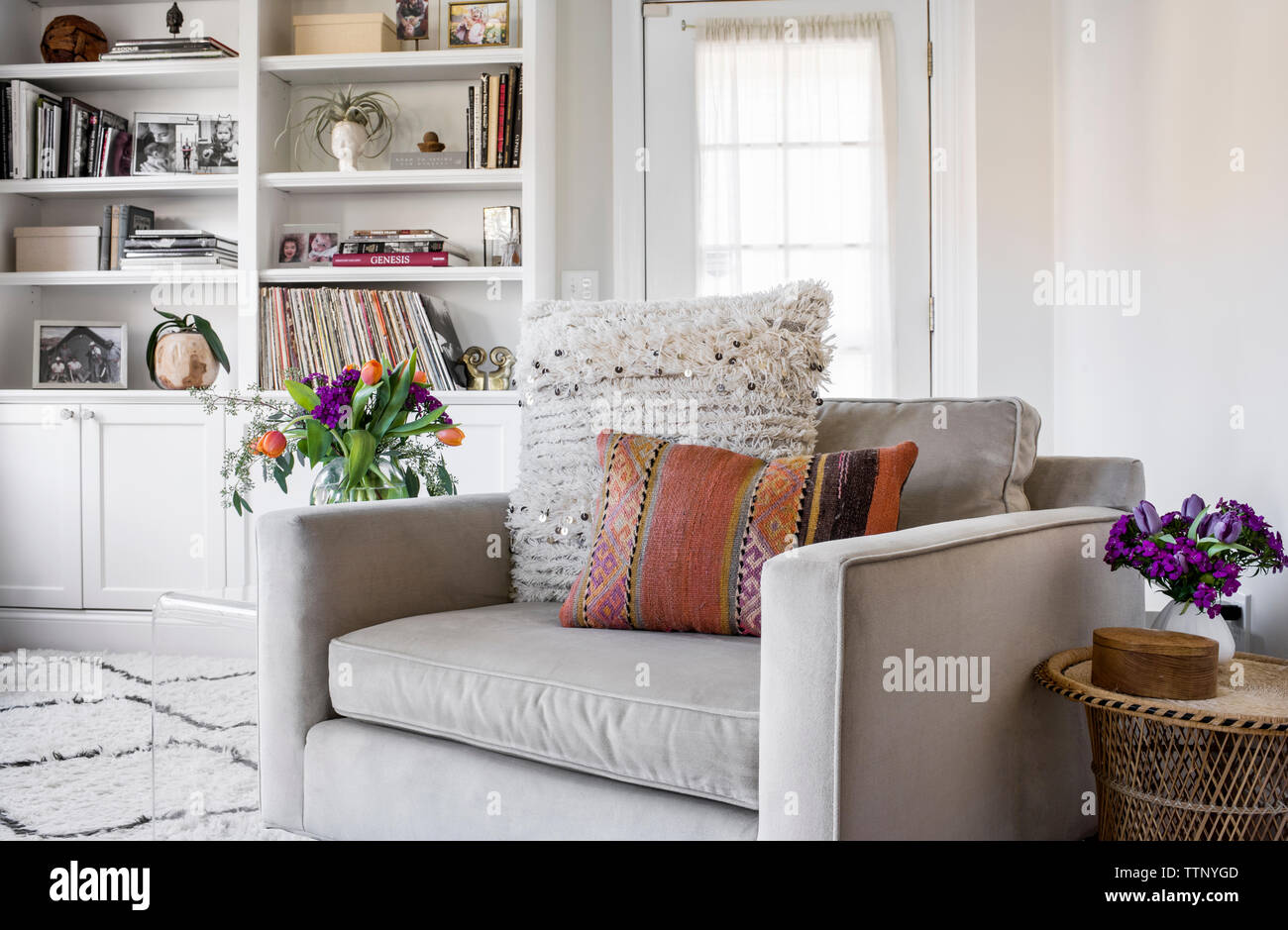 Kissen auf Sessel zu Hause Stockfoto