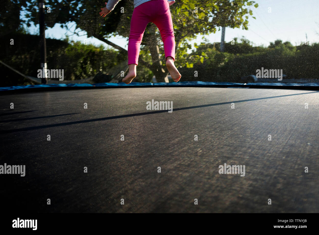 Low-Feld der Mädchen springen auf Trampolin im Park Stockfoto