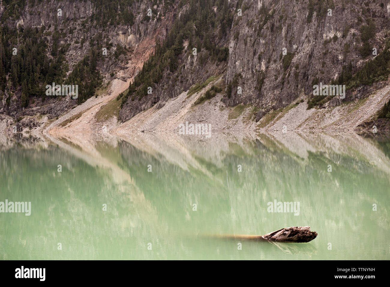 Holz schwimmende an Blanca See gegen Berge Stockfoto