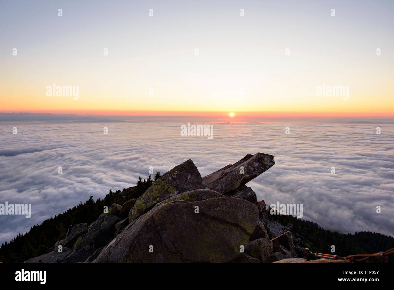 Malerischer Blick auf Wolken Berge bei Sonnenuntergang Stockfoto