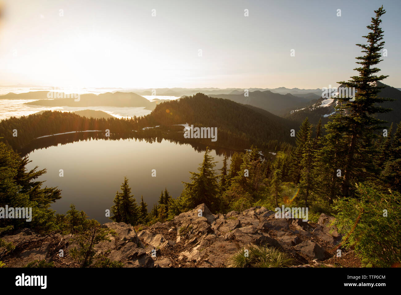Herrliche Sicht auf See von Bergen gegen Himmel Stockfoto