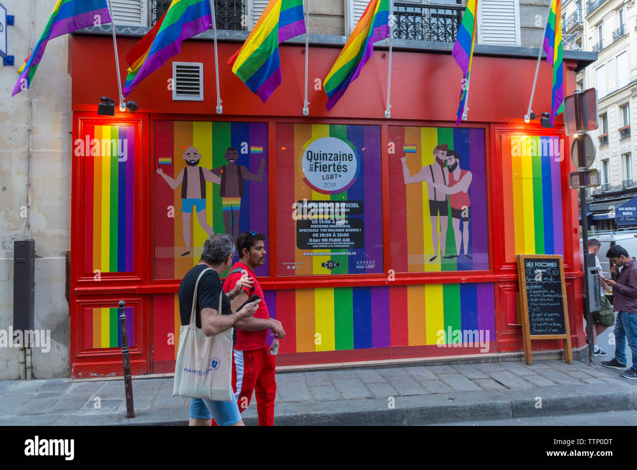 Paris, FRANKREICH, Gay Bar, The Cox in the Marais, Fassade, Gay Flags, Schaufensterdisplays, bunt, Homosexuell im marais Stockfoto