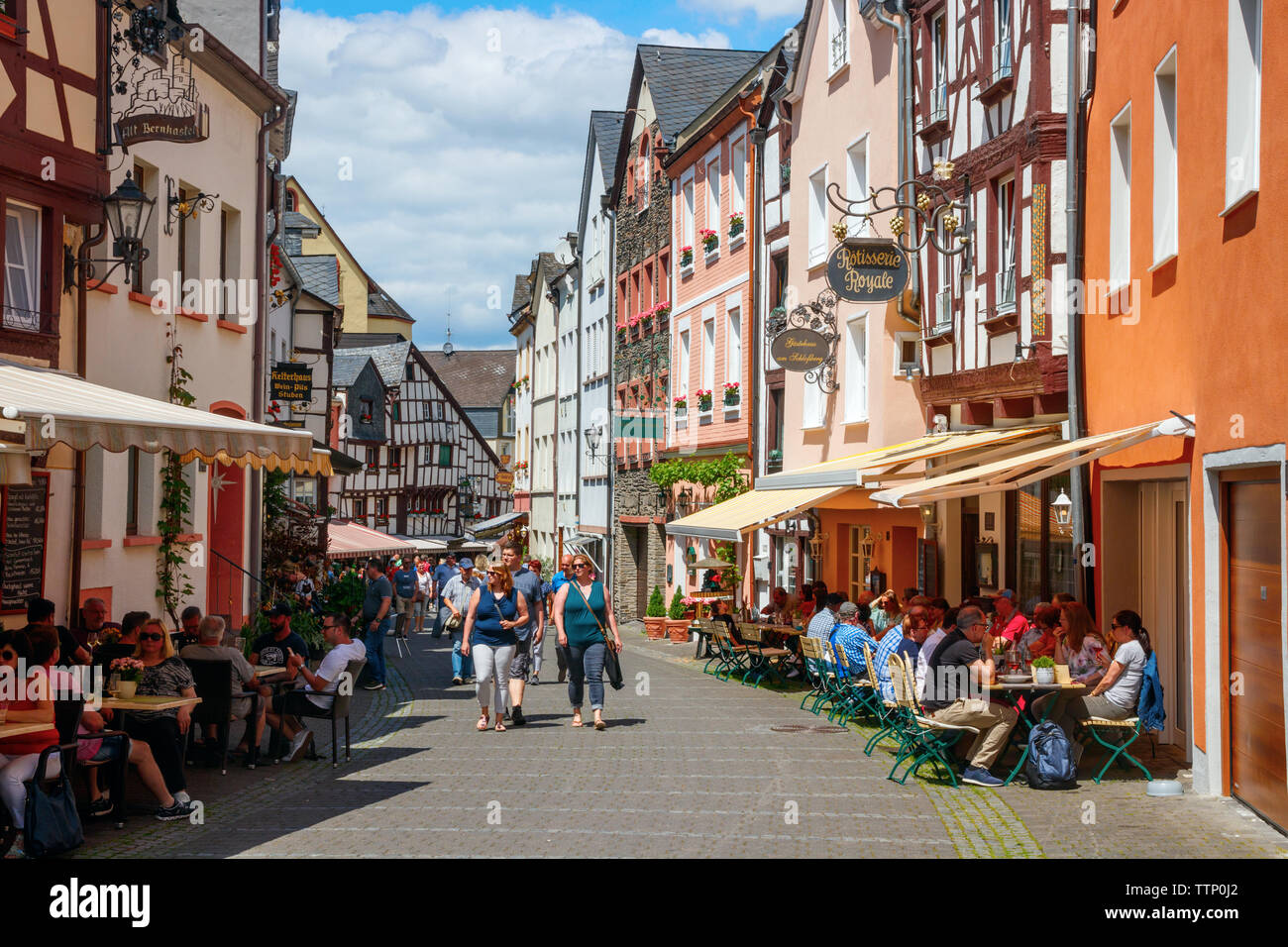 Touristen zu Fuß entlang der Burgstraße an einem sonnigen Nachmittag. Bernkastel-Kues, Rheinland-Pfalz, Deutschland. Stockfoto