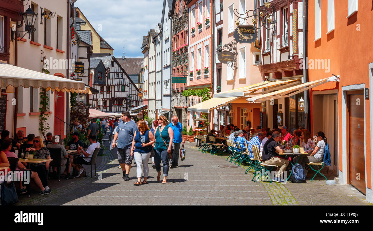 Touristen zu Fuß entlang der Burgstraße an einem sonnigen Nachmittag. Bernkastel-Kues, Rheinland-Pfalz, Deutschland. Stockfoto