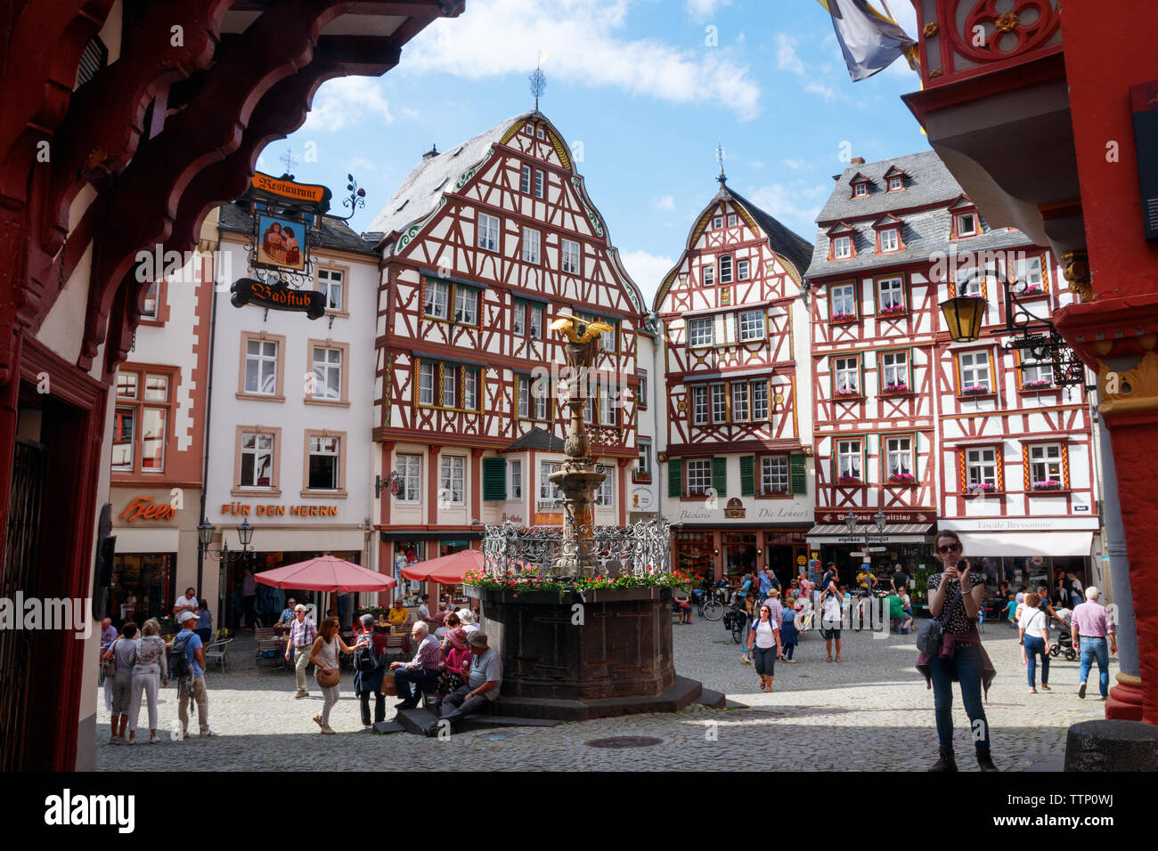 BERNKASTEL-KUES, Rheinland - Pfalz, Deutschland - 31. MAI 2019: Touristen auf dem Marktplatz mit Fachwerkhäusern an einem sonnigen afternoo Stockfoto