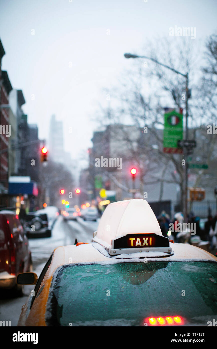 Taxi auf schneebedeckter Straße gegen Sky Stockfoto
