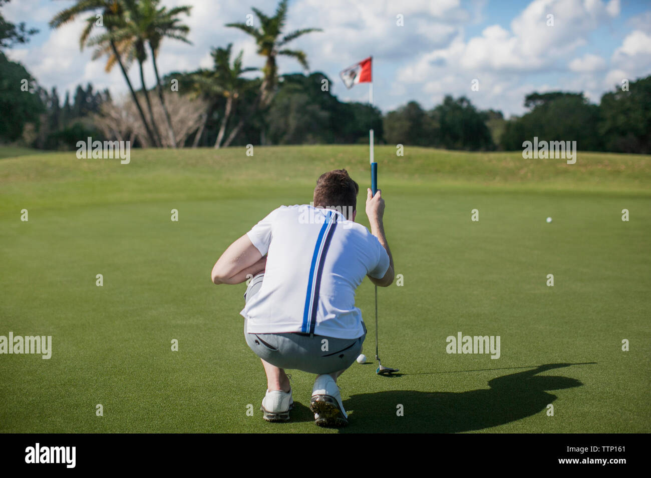 Rückansicht des Menschen in der Golfplatz Fokussierung Stockfoto