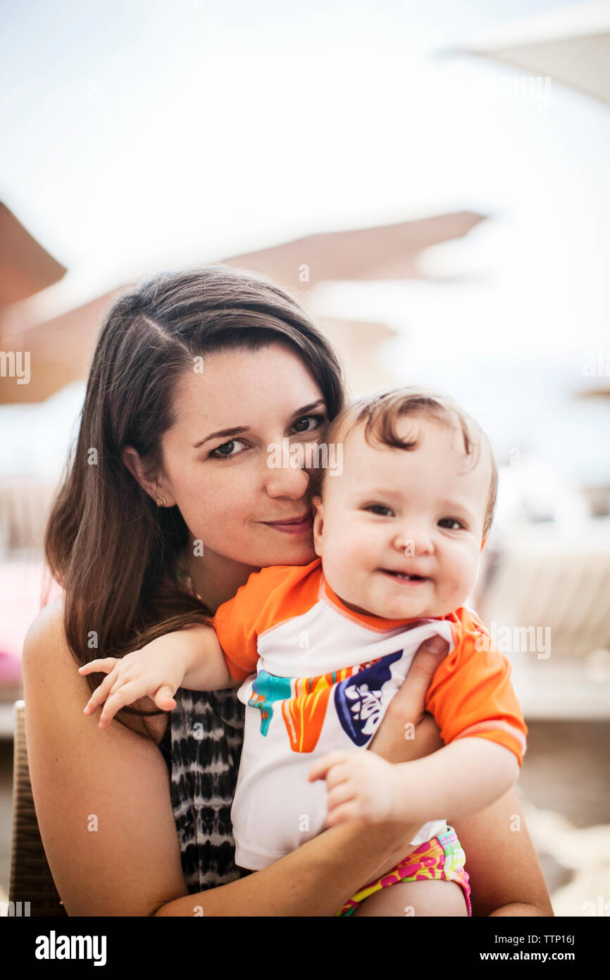 Porträt von lächelnden Mutter mit Tochter Stockfoto
