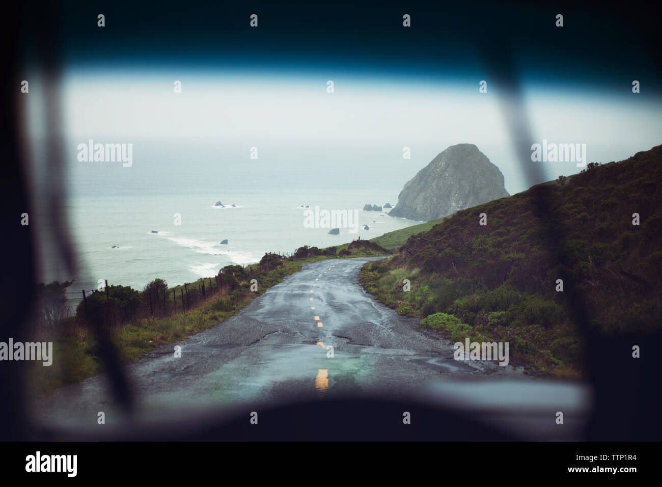 Malerischer Blick auf Meer durch Auto Windschutzscheibe gesehen Stockfoto