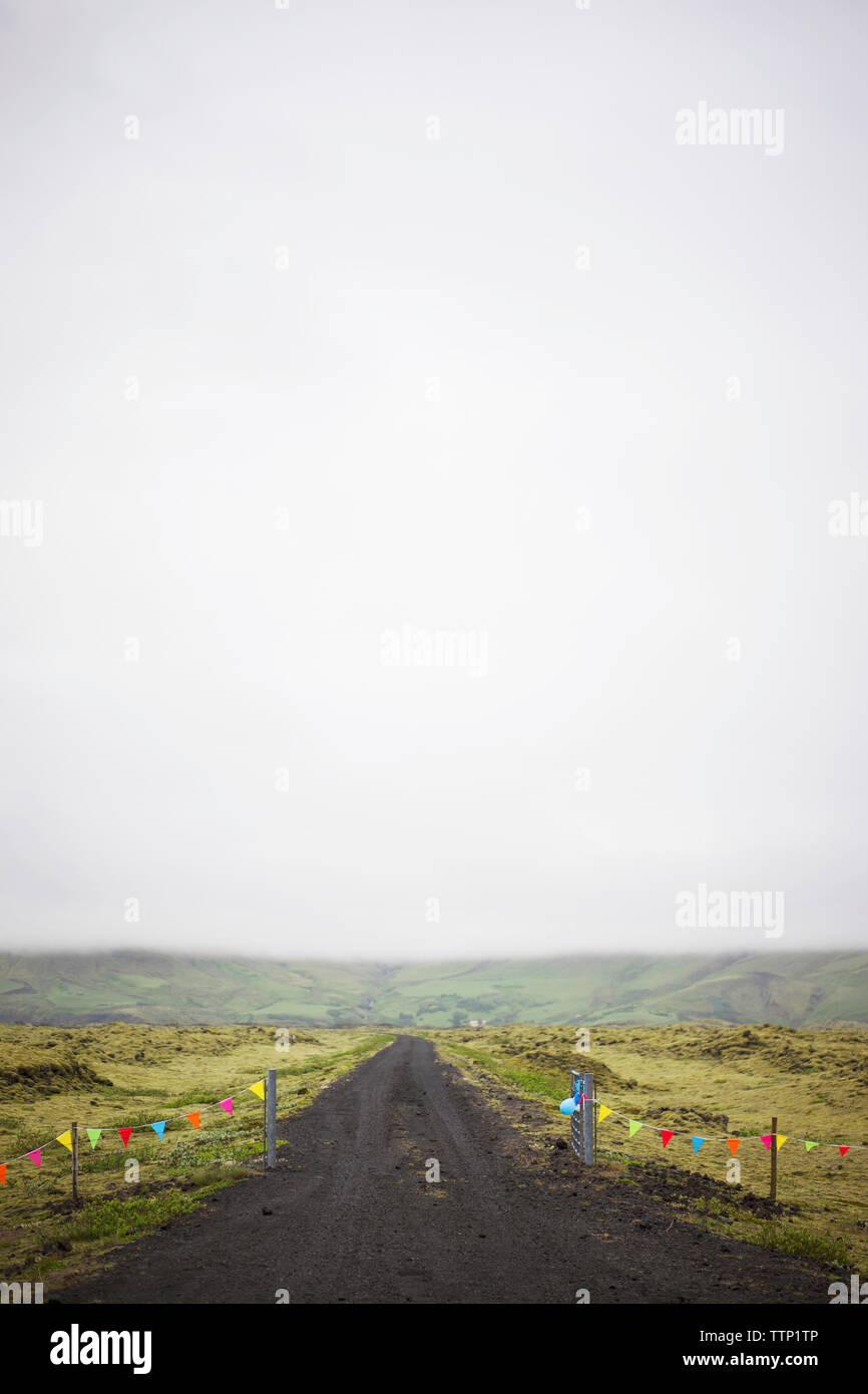 Dirt Road inmitten von Feld gegen Sky Stockfoto