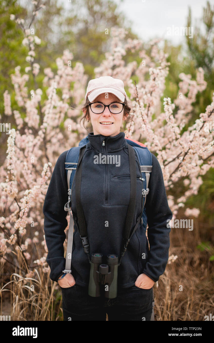 Portrait von zuversichtlich weibliche Wanderer mit Händen in den Taschen im Redwood National- und Staatsparks stehend Stockfoto