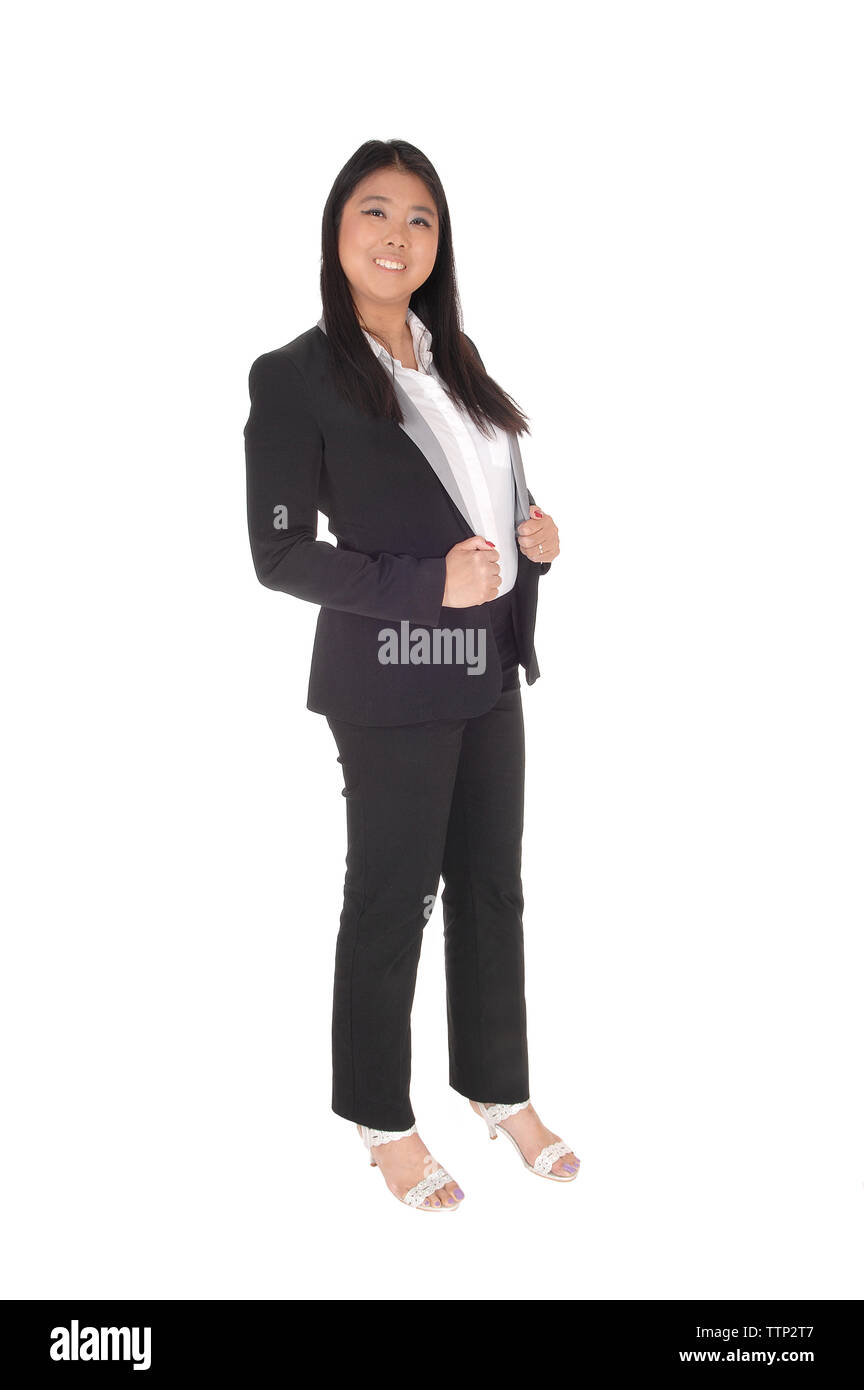 Ein schönes Lächeln Asian Business Frau, die in einem Porträt Bild in einem schwarzen Anzug und weiße Bluse, auf weißem Hintergrund Stockfoto