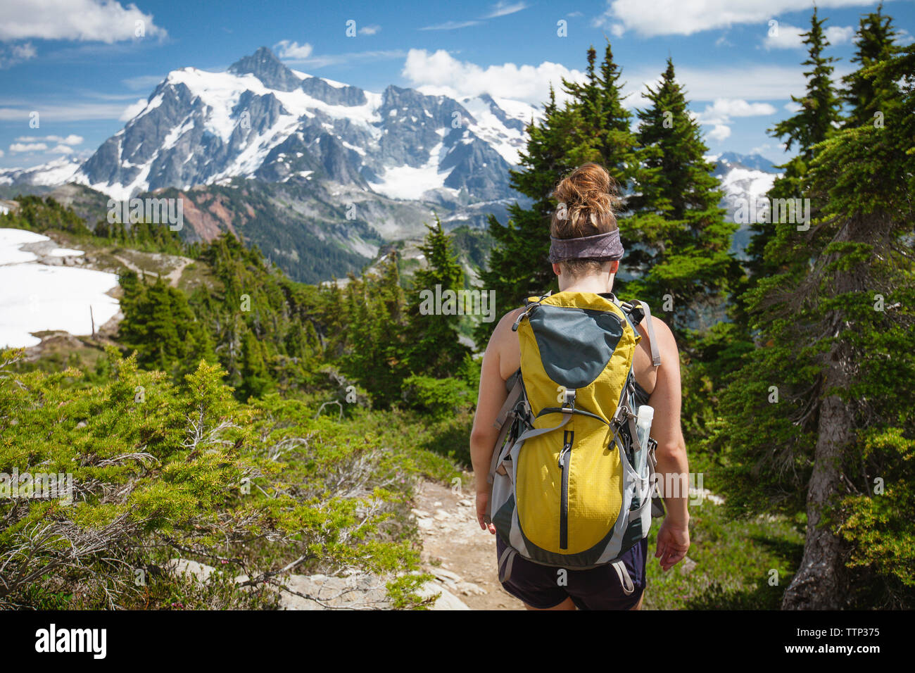 Ansicht der Rückseite des weiblichen Wanderer mit Rucksack zu Fuß an der North Cascades National Park Stockfoto