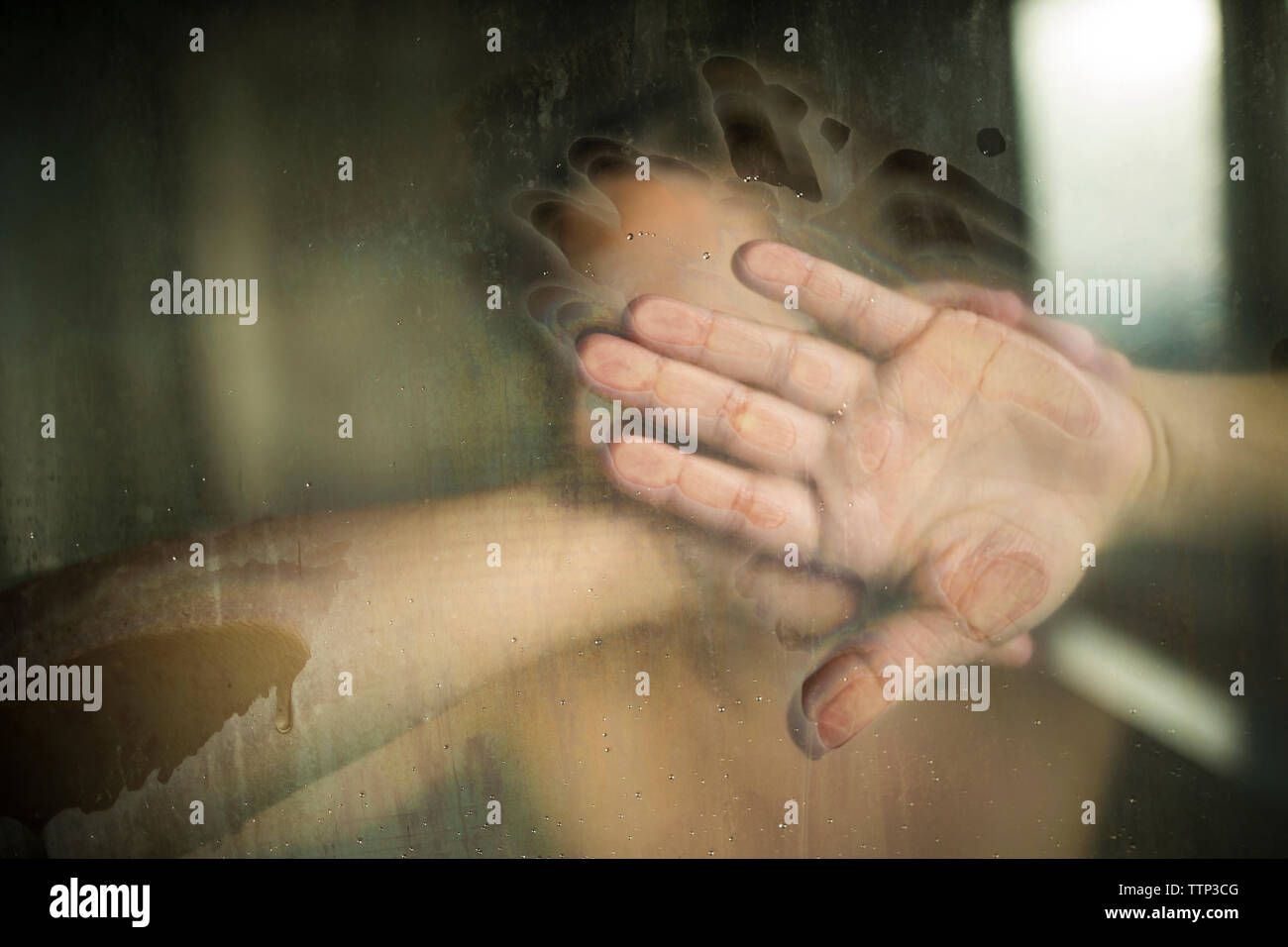 Schwangere Frau in der Arbeit zu Hause durch das Fenster gesehen Stockfoto