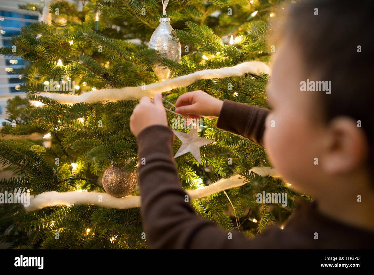 Toddler boy verzieren die Familie Weihnachtsbaum Stockfoto