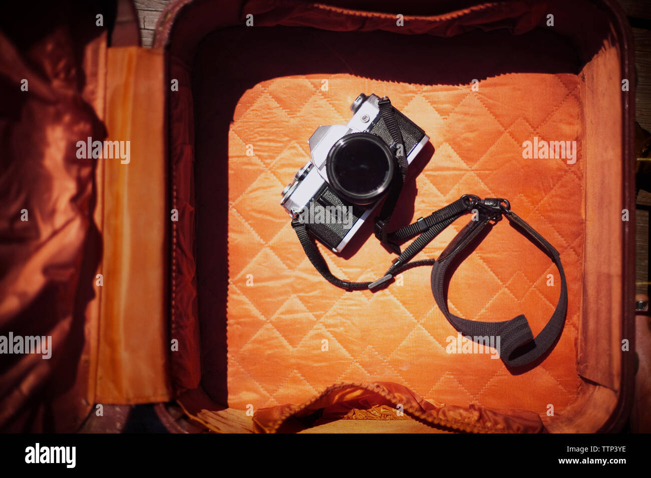 Ansicht der Kamera in orange Koffer Stockfoto