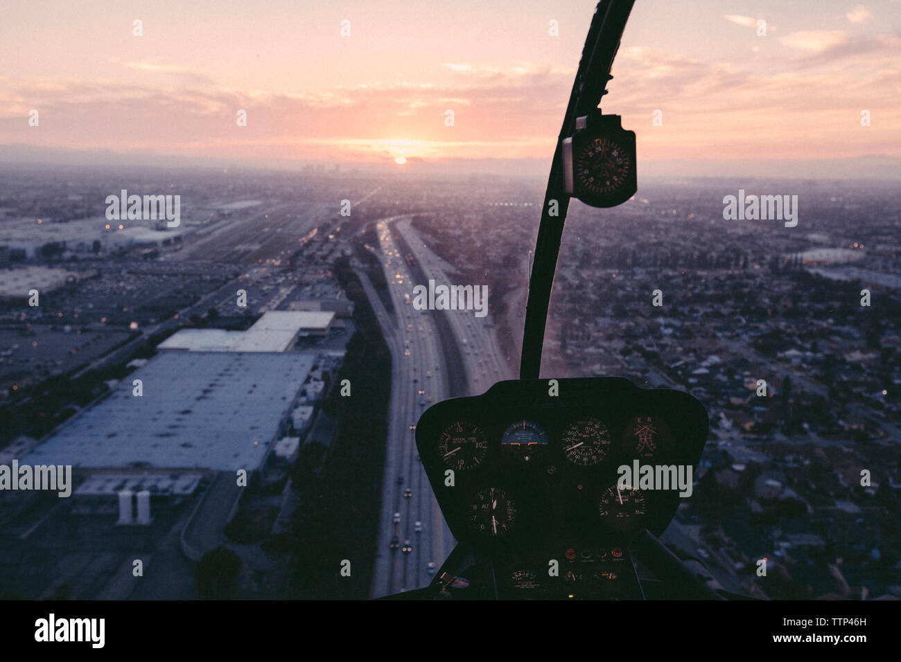 Stadtbild von Helicopter Cockpit gesehen Stockfoto