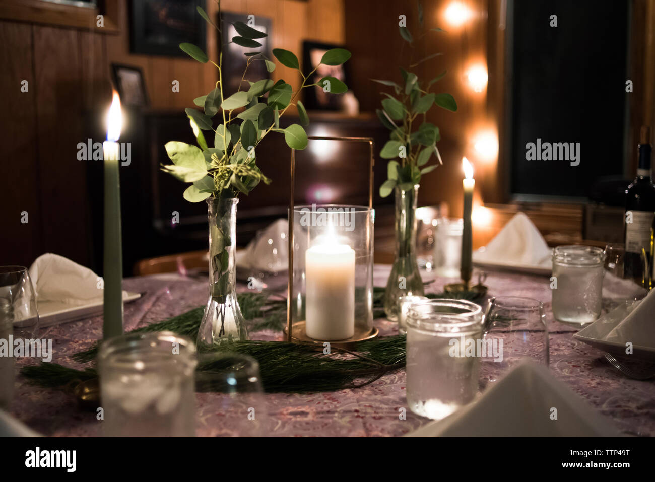 In der Nähe von brennenden Kerzen am Esstisch zu Hause eingerichtet Stockfoto