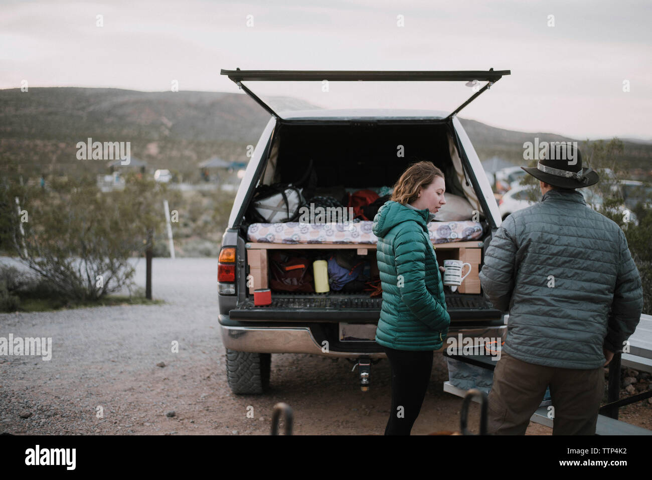 Freunde sprechen, während man von Off-road-Fahrzeug im Red Rock Canyon National Conservation Area Stockfoto