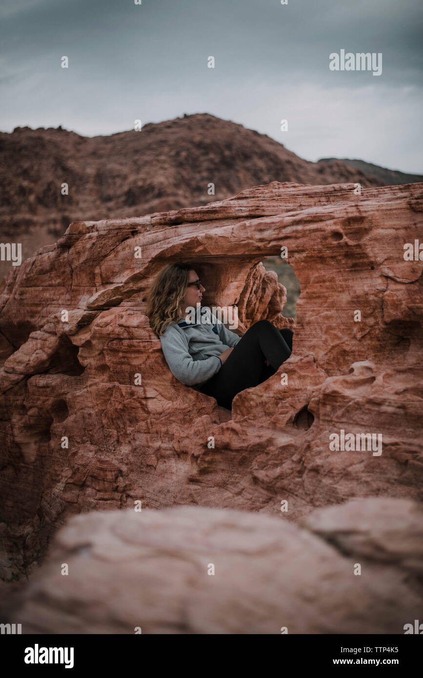 Wanderer entspannen in Rock Formation gegen den Himmel in der Red Rock Canyon National Conservation Area Stockfoto