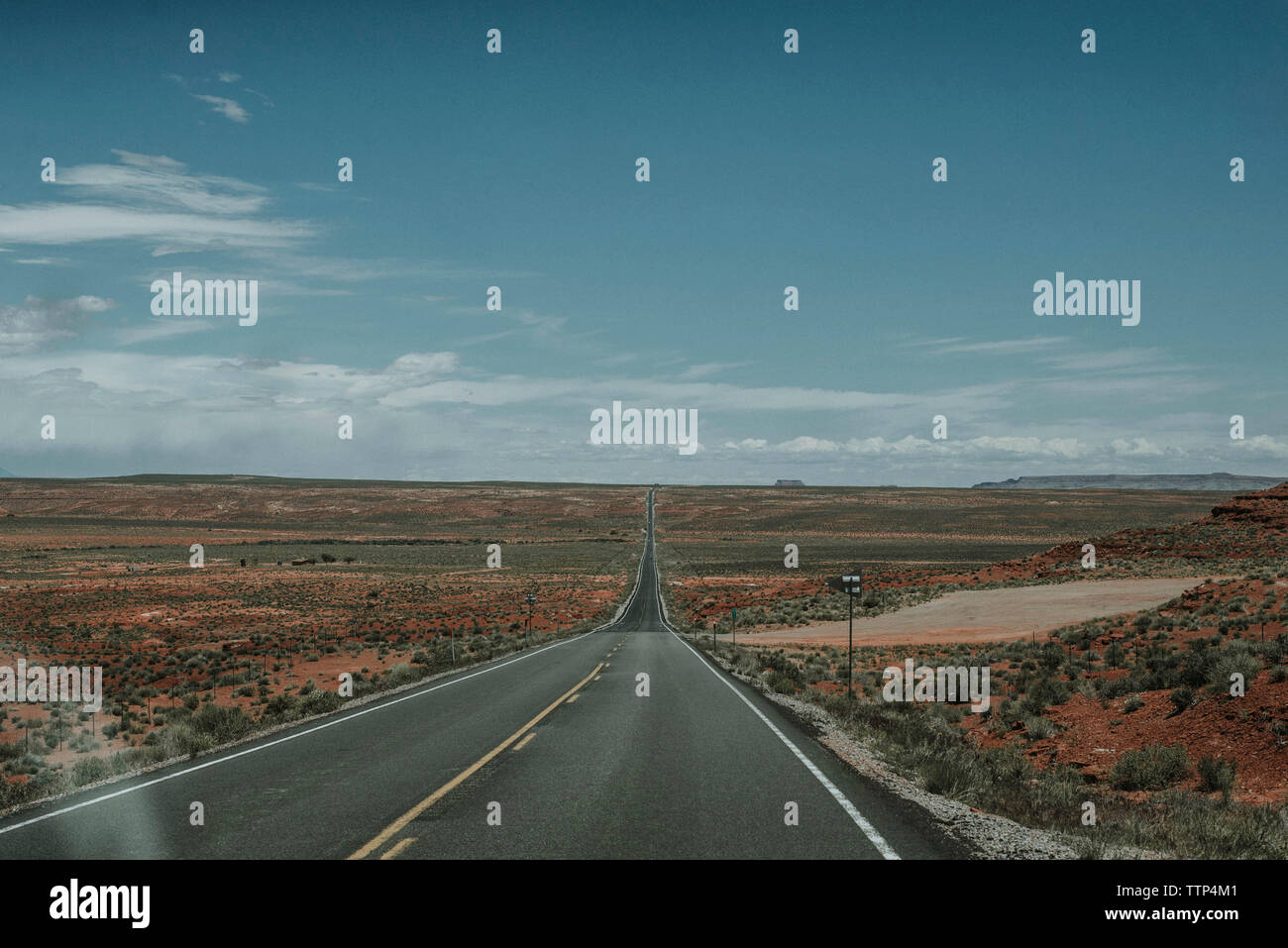 Land straße gegen den Himmel Stockfoto