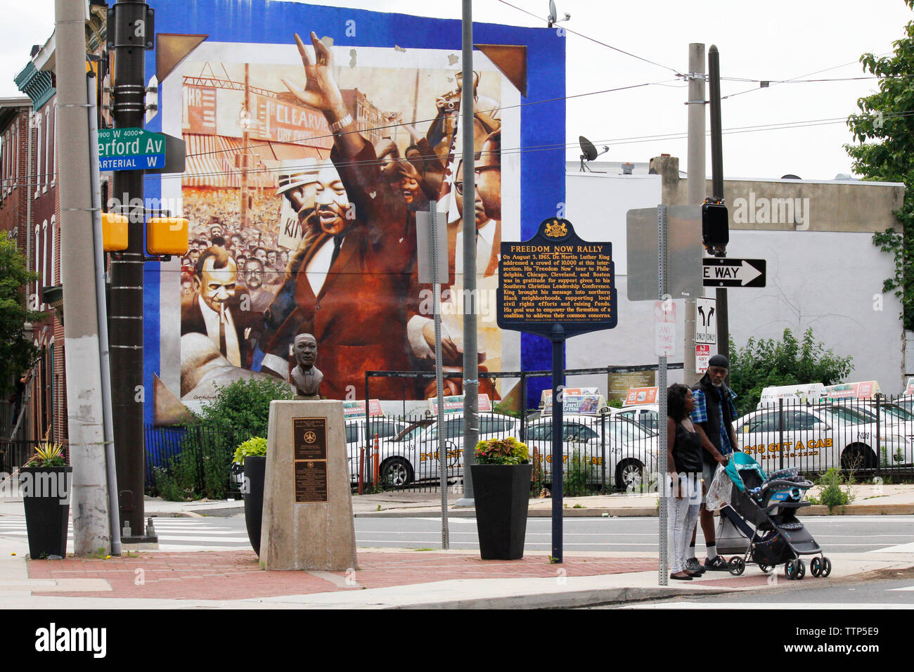 Philadelphia, PA, USA - 17. Juni 2019: Das tägliche Leben an einer belebten Kreuzung in West Philadelphia, wo ein Denkmal für Martin Luther King, Jr. befindet. Stockfoto