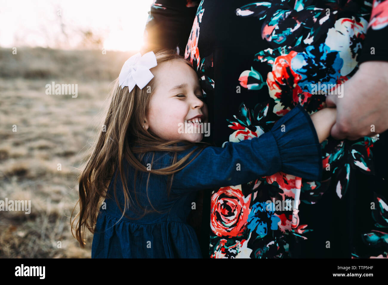 Liebevolle Tochter, die Mutter im Park Stockfoto