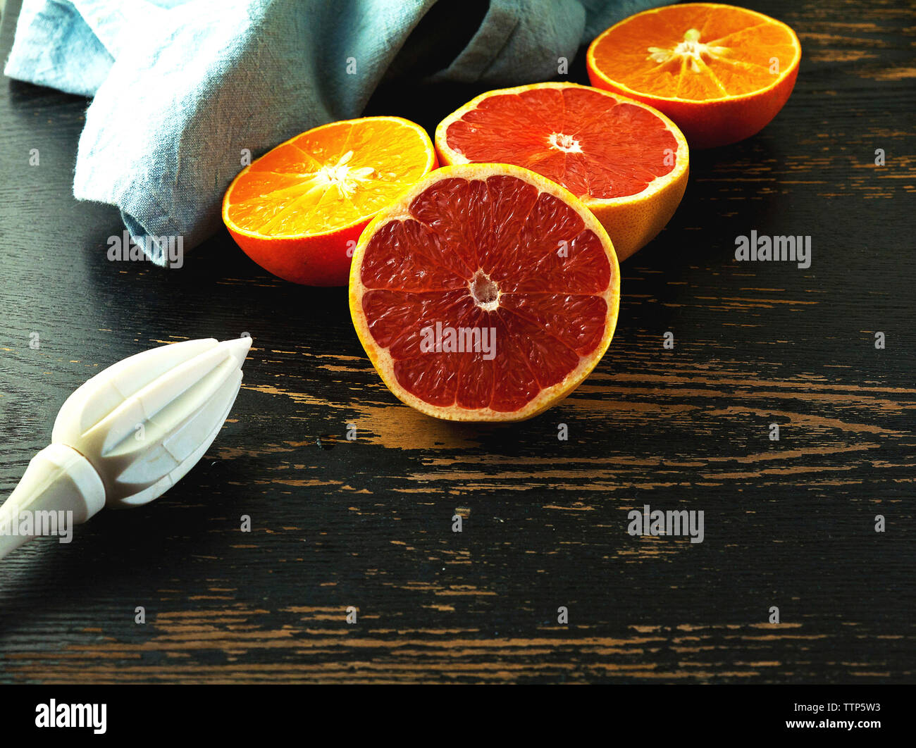 Traube Fruchtschnitten und entsafter auf hölzernen Tisch Stockfoto