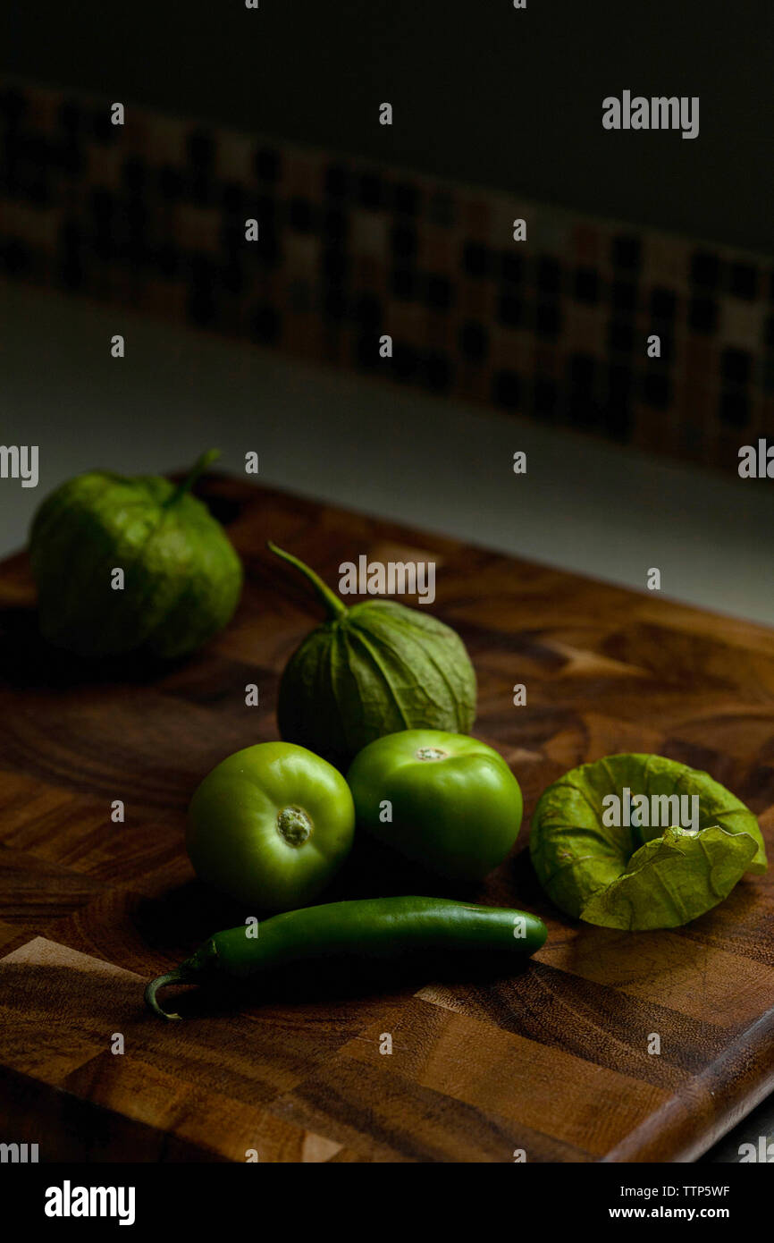 Grünes Gemüse auf hölzernen Tisch Stockfoto