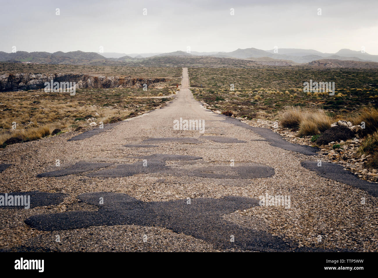 Country Road inmitten von Feld gegen Sky Stockfoto