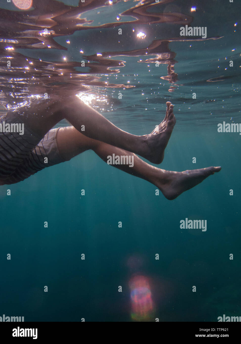 Untere Partie der Mann Schwimmen unter Wasser Stockfoto