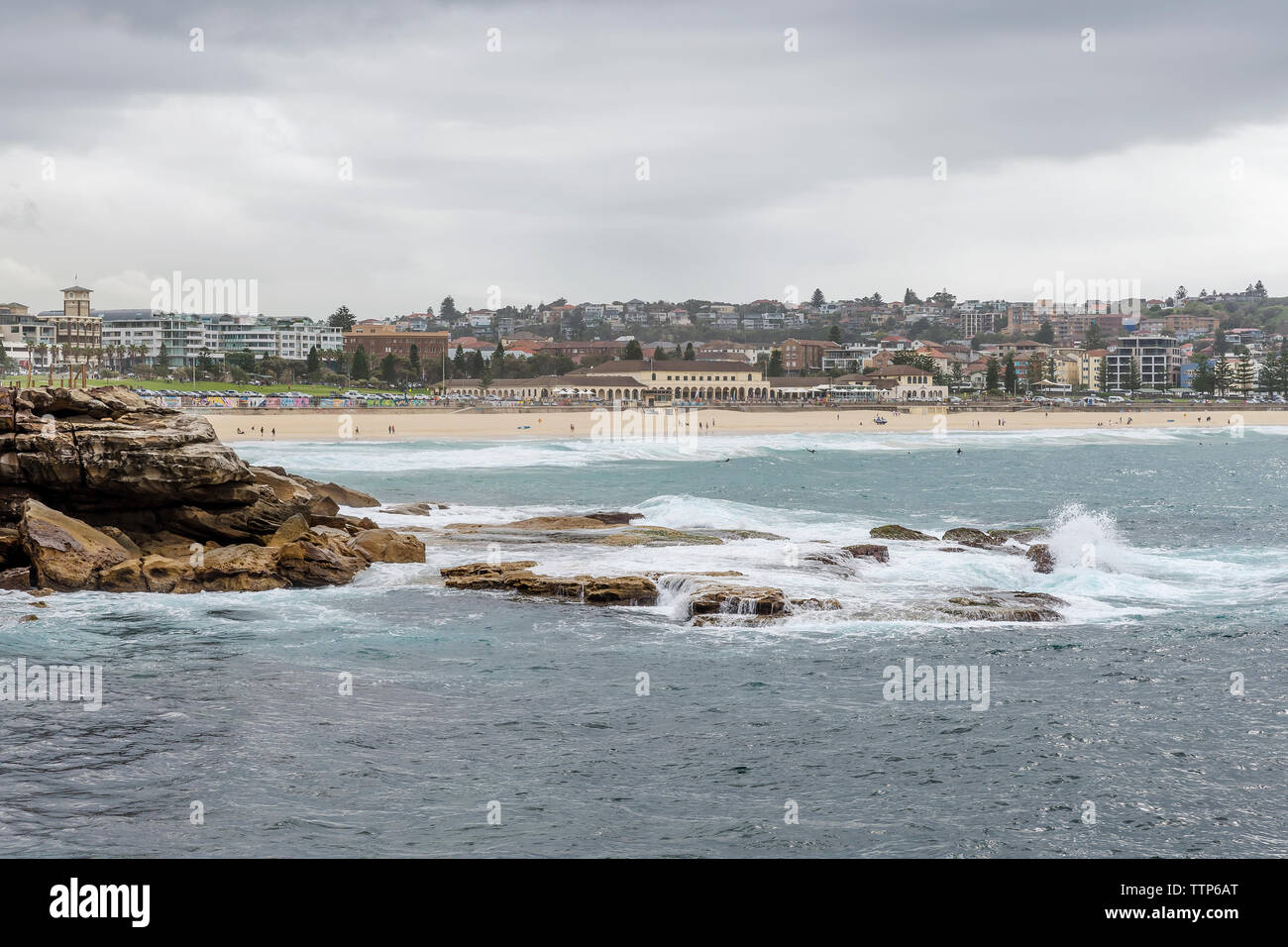 Schöne Aussicht von Bondi Beach an einem bewölkten Himmel Tag, Sydney, Australien Stockfoto