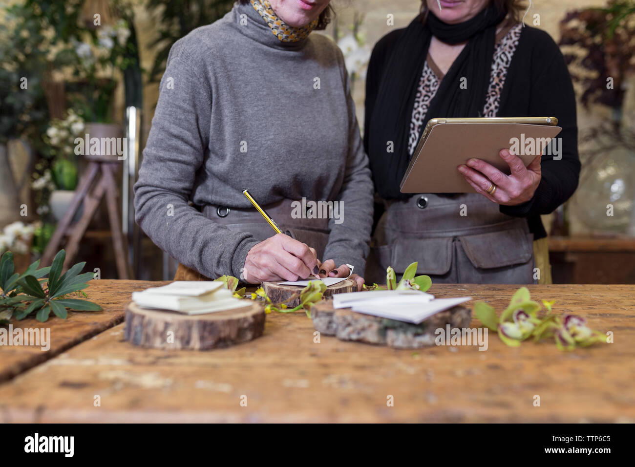 Zwei Frau im Flower Shop Schreibtisch schreiben Grußkarten Stockfoto