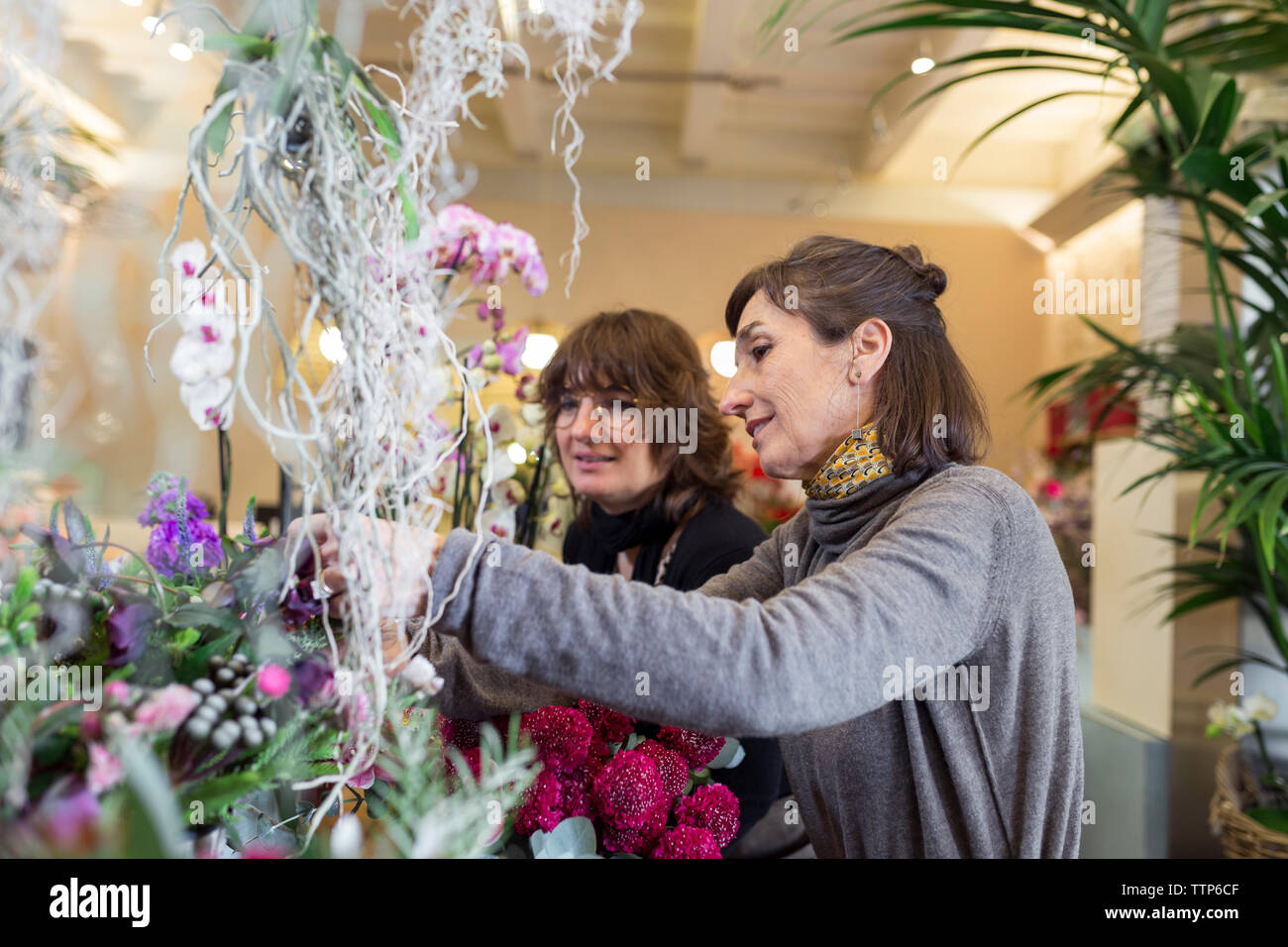 Zwei Frau im Flower Shop sortiert einige Blumen Stockfoto