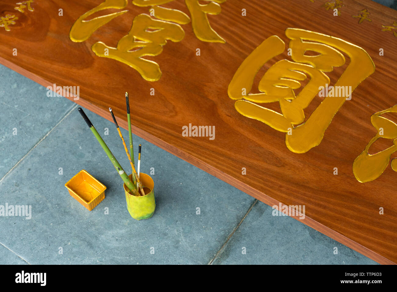 Zugeschnittenes Bild des alten Buddhismus chinesische Angebot auf Holzbrett Stockfoto