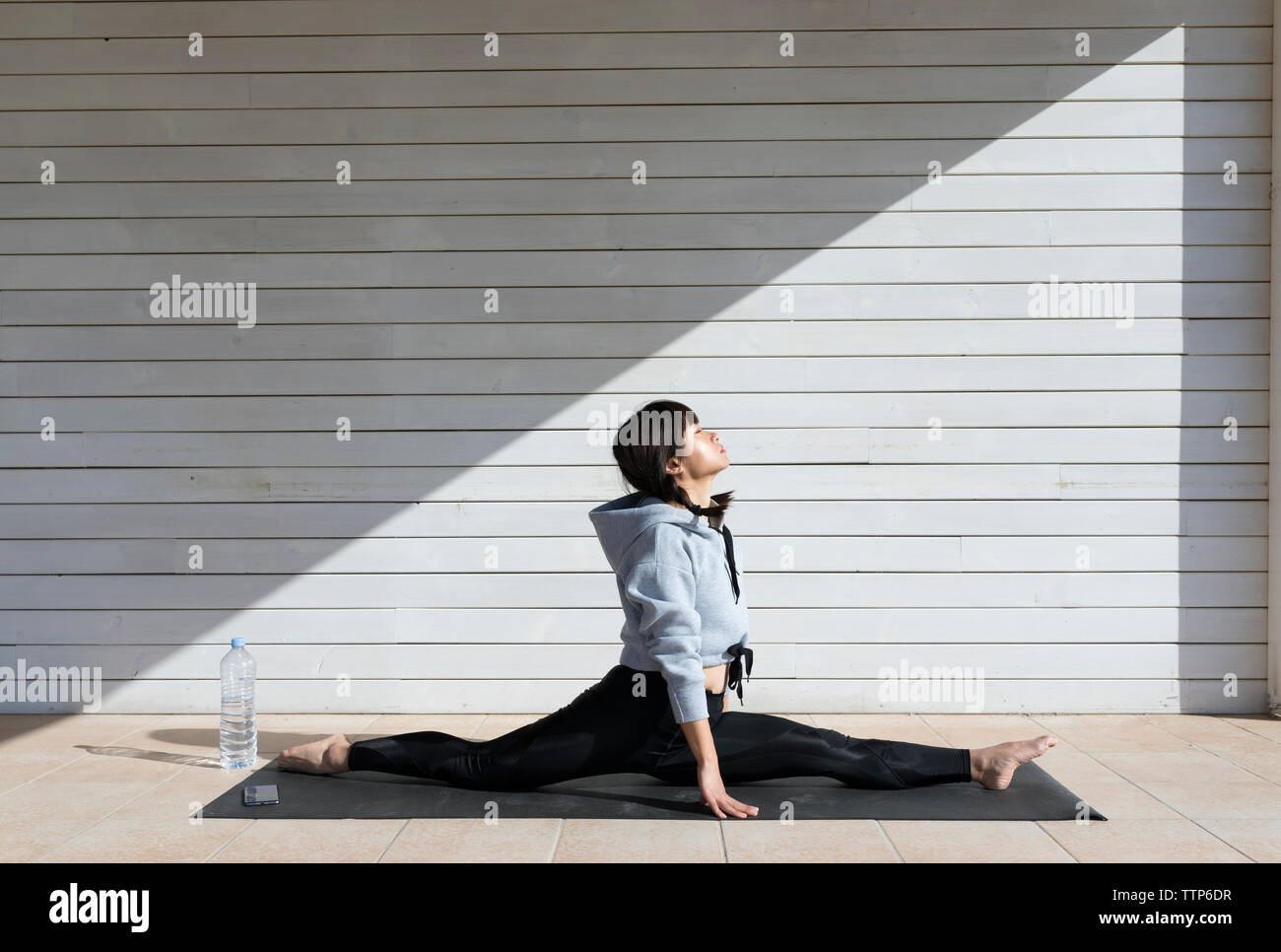 Chinesische junge Frau Yoga Übung in der Sonne Stockfoto