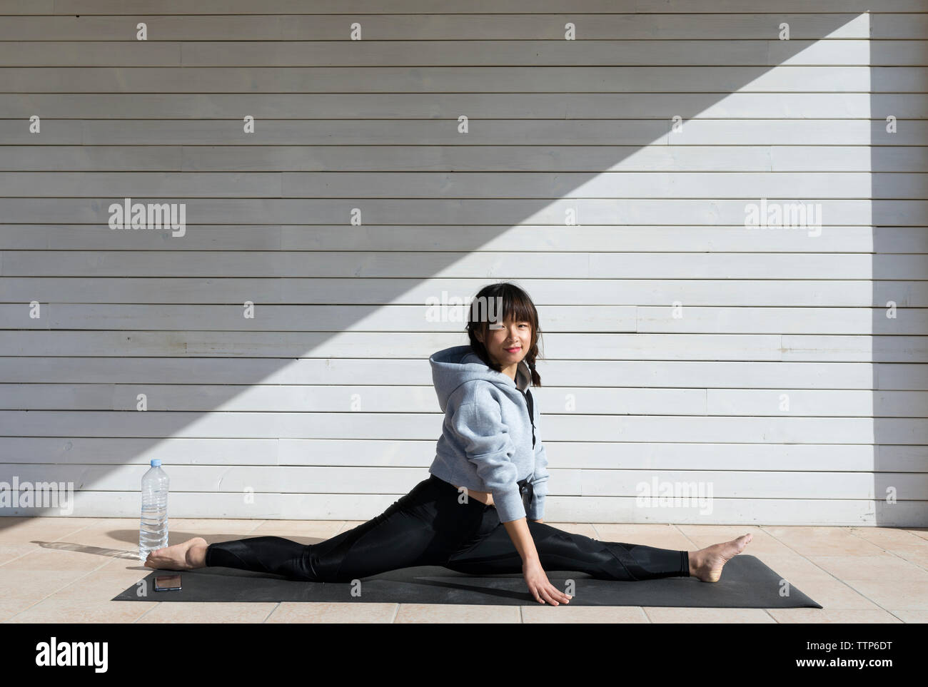Glück junge asiatische Frau Yoga suchen an Kamera Stockfoto