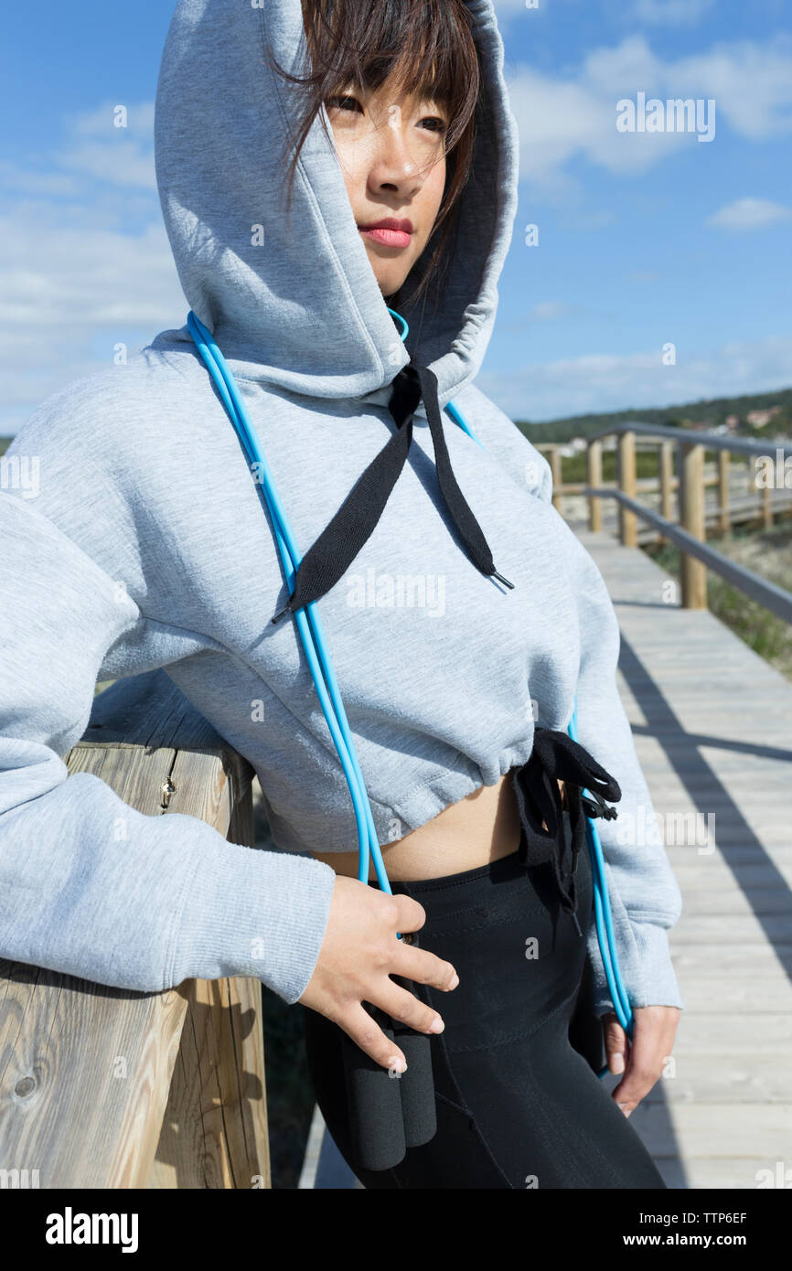 Close up Portrait von jungen asiatischen chinesische Frau mit Springseil Stockfoto