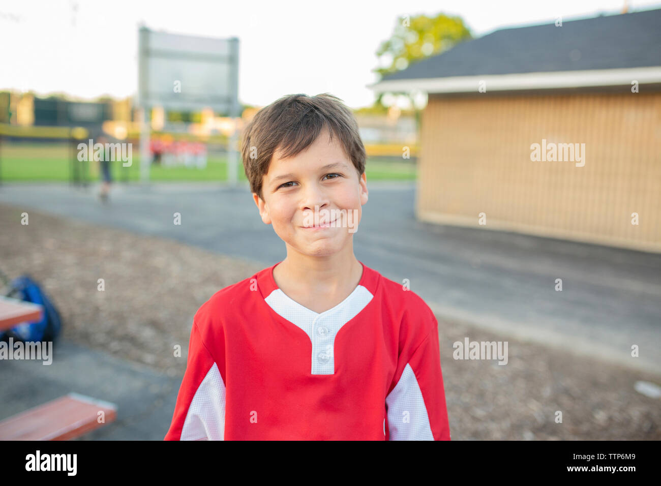 Portrait von lächelnden Baseballspieler stehend auf dem Spielfeld Stockfoto