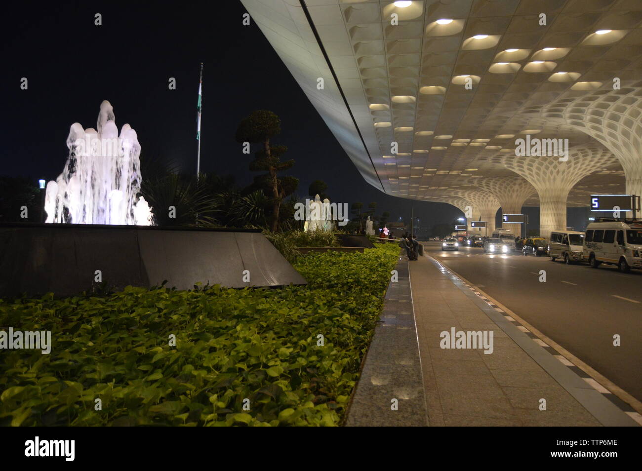 Außenbereich von Mumbai International Airport in der Nacht rief auch Chhatrapati Shivaji International Airport Stockfoto