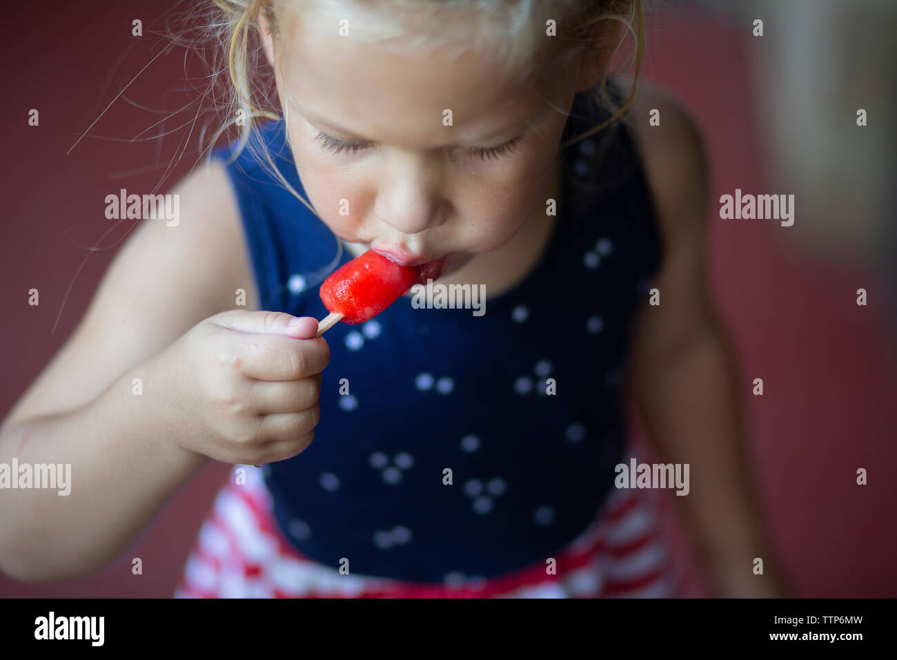 Hohe Betrachtungswinkel von Mädchen essen Eis pop Stockfoto