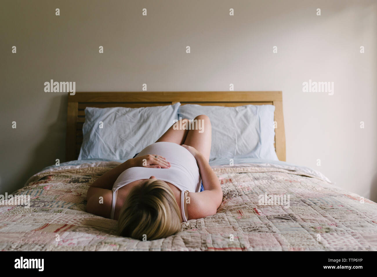 Schwangere Frau Entspannung im Bett zu Hause Stockfoto