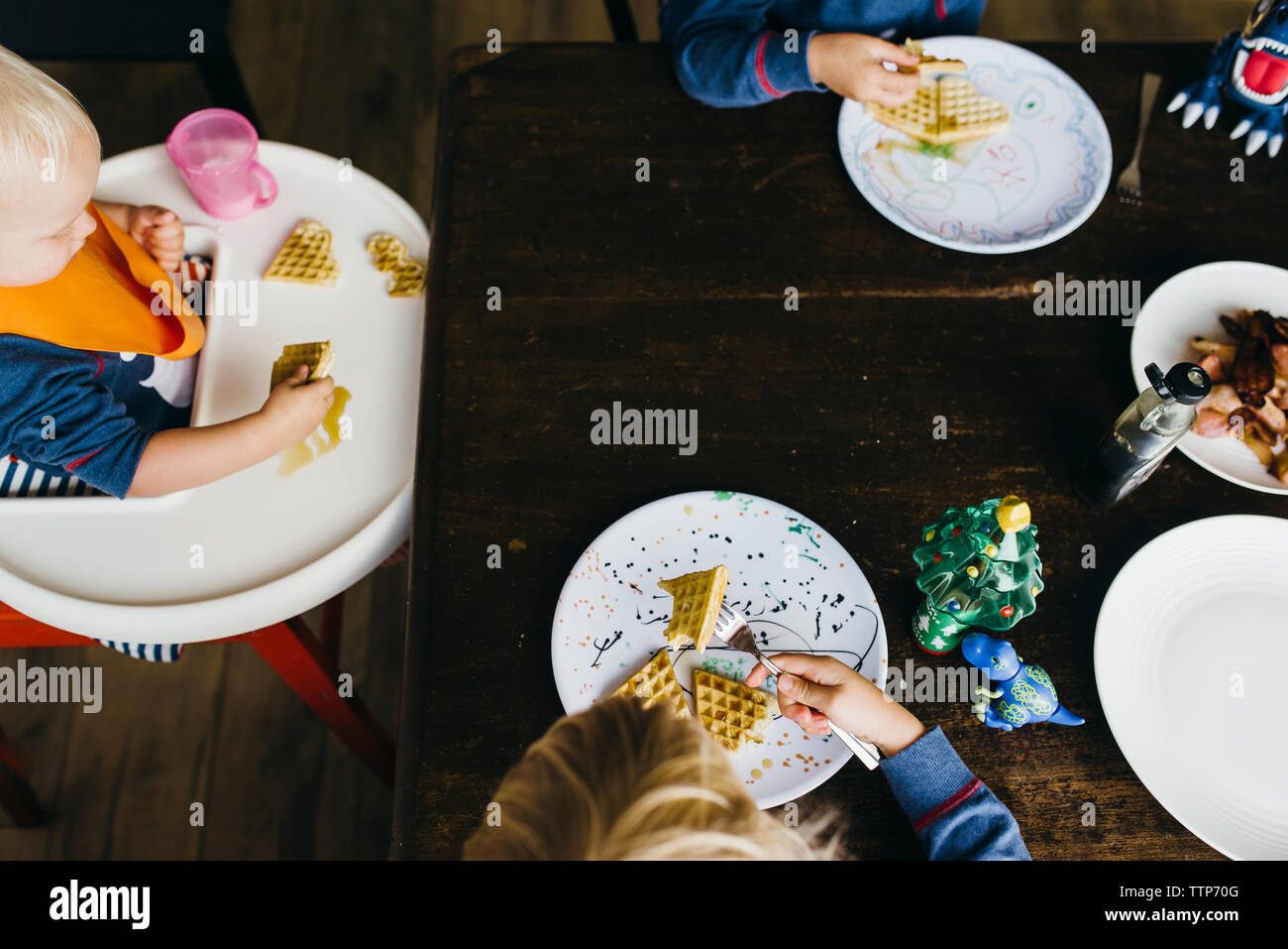 Hohe Betrachtungswinkel der Geschwister in Frühstück in der Tabelle Stockfoto