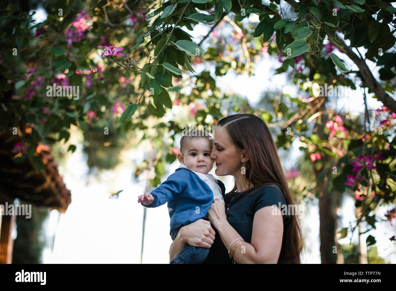 Glückliche Mutter mit Sohn, gegen Himmel im Park Stockfoto