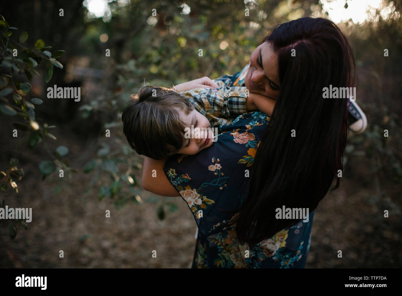Mutter mit Sohn beim Spielen mit ihm auf dem Feld Stockfoto